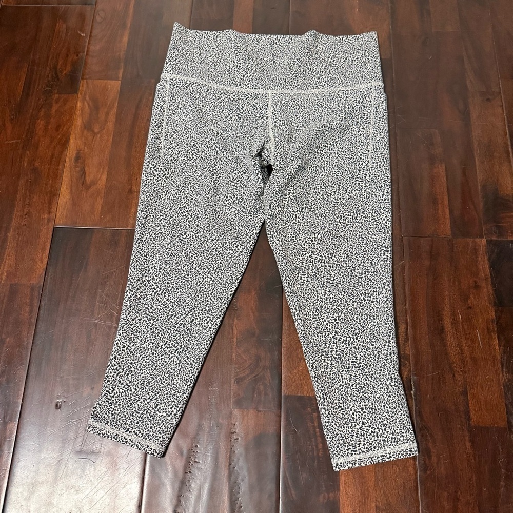 Athleta Salutation Stash II Textured 7/8 Tight Legging Size 1X Black White